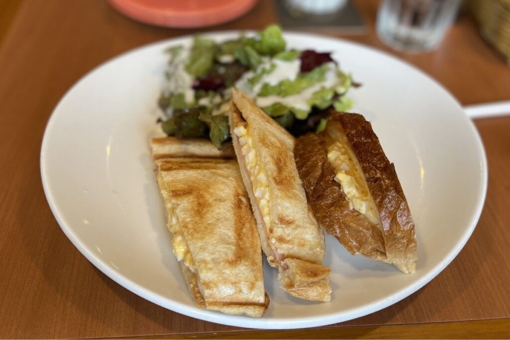 カモン モーニング ハムと玉子のホットサンド(715円)