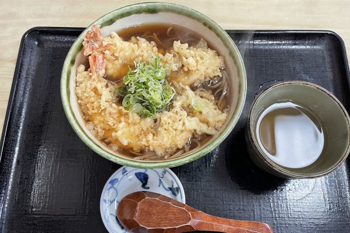 ふじたや 天ぷらそば(1,210円)
