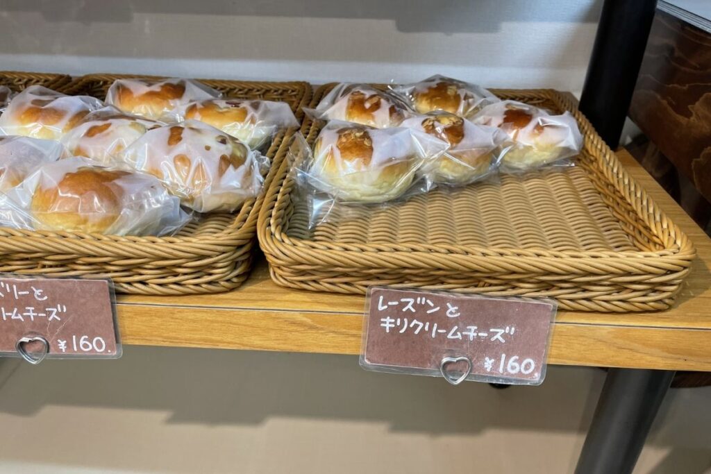 茂林堂 レーズンとキリクリームチーズ(160円)