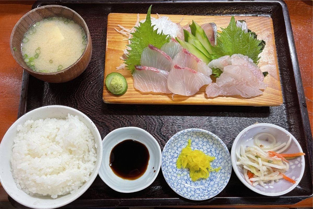 ふるさと家族 お刺身盛り合わせ小定食1(1,500円)