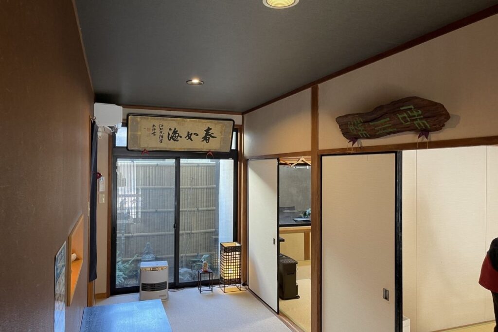 割烹 千代 店内1