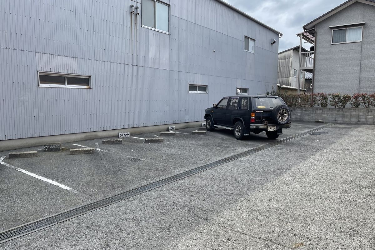 ふじたや 駐車場1