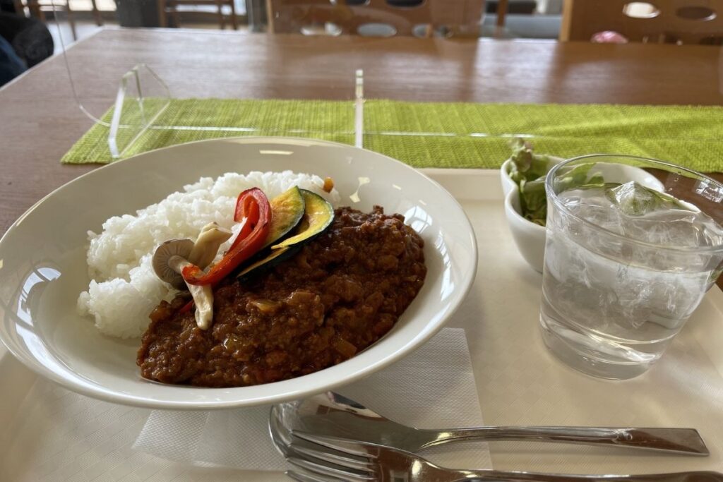 カフェぶらり トマトたっぷりカレー(サラダ付)(500円)