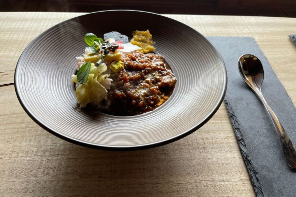 彦六又十郎 長萩和牛すじ肉のビール煮込みカレー(850円)
