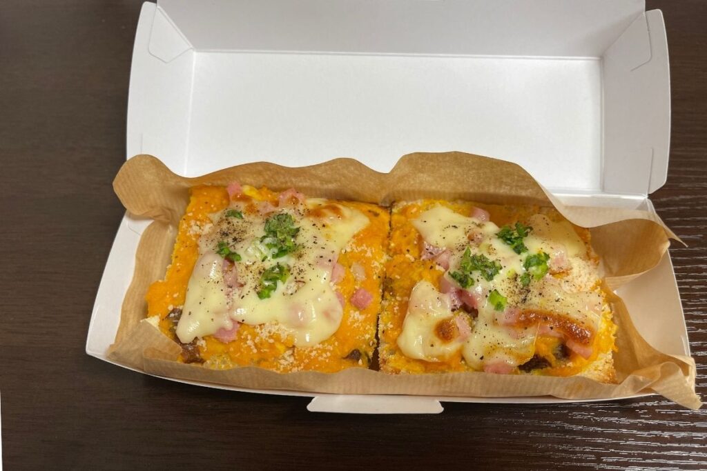 かくれ椿 かぼちゃとベーコンのチーズトースト(935円)