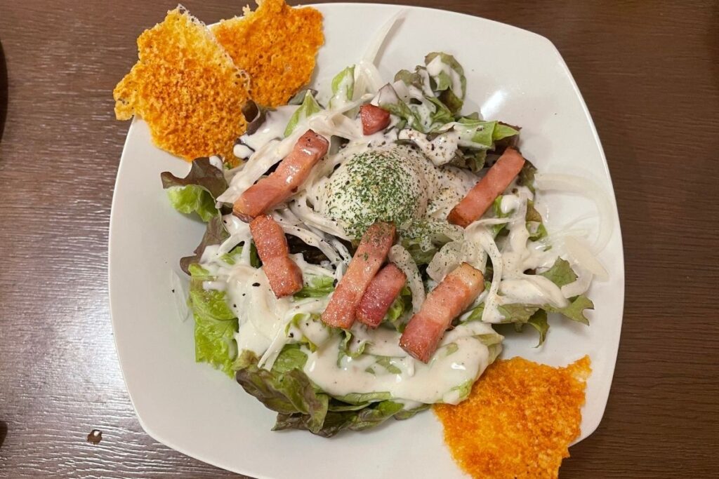 銀 温泉卵とバリバリチーズのシーザーサラダ(750円)