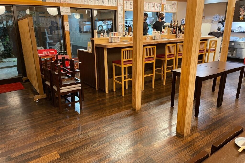 銀 店内1