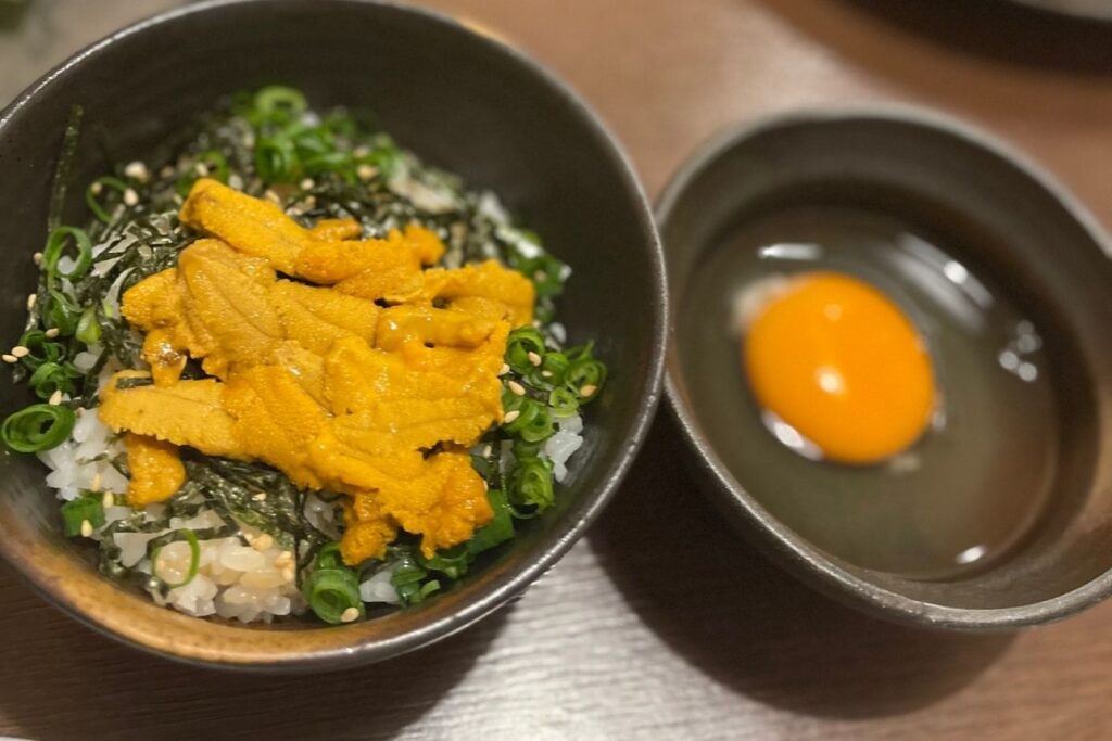 銀 萩の生ウニたまごかけごはん(759円)