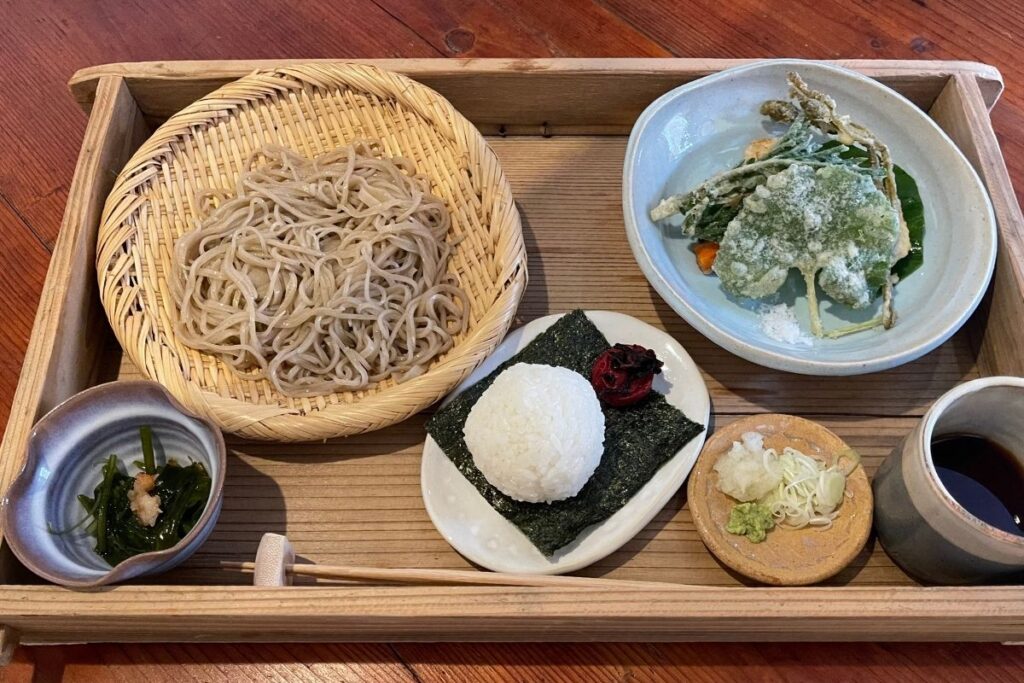 さるのこしかけ もり蕎麦と2・8天婦羅とにぎり飯(1,780円)