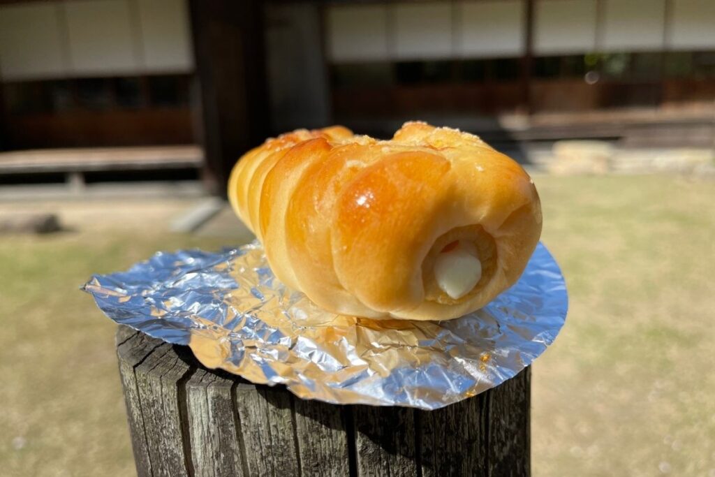 MOCO CAFE チーちくロール(160円)