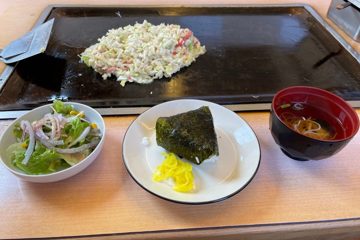 ふくだや セット(おむすび、汁、ミニサラダ)(250円)
