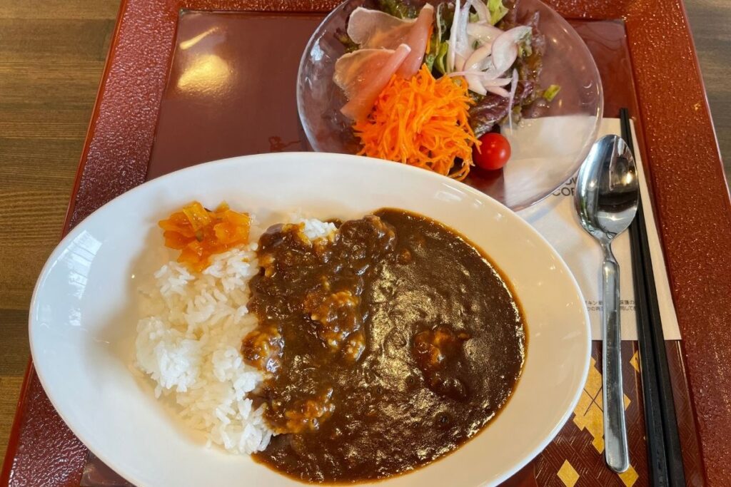 むらや中村船具店 むつみ豚カレー サラダセット(1,300円)