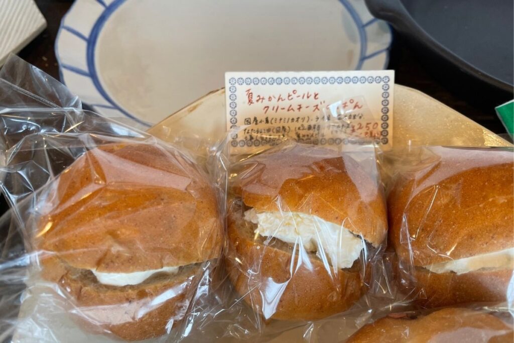 yuQuri 夏みかんピールとクリームチーズのぱん1(250円)