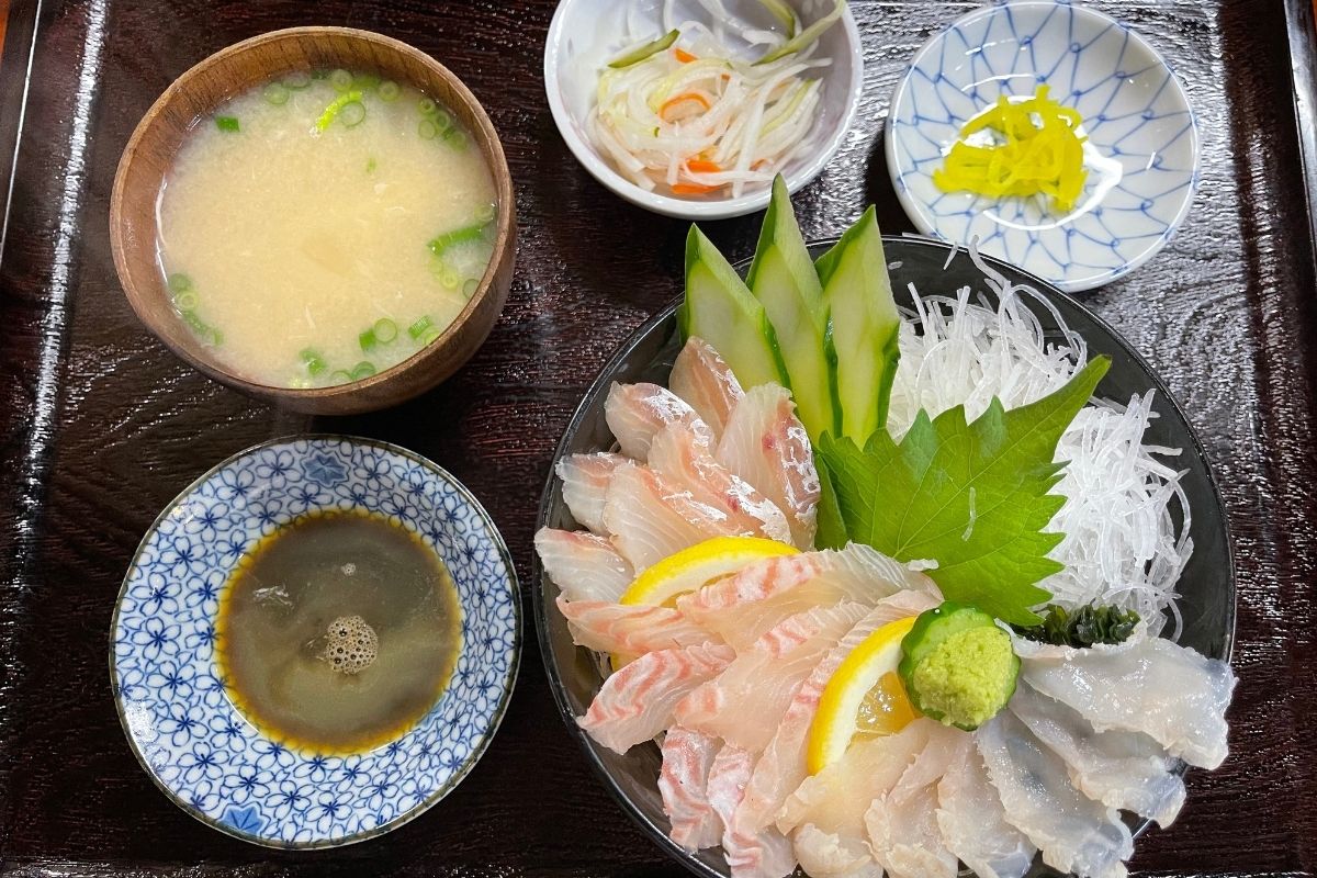 ふるさと家族 海鮮丼定食(1,000円)