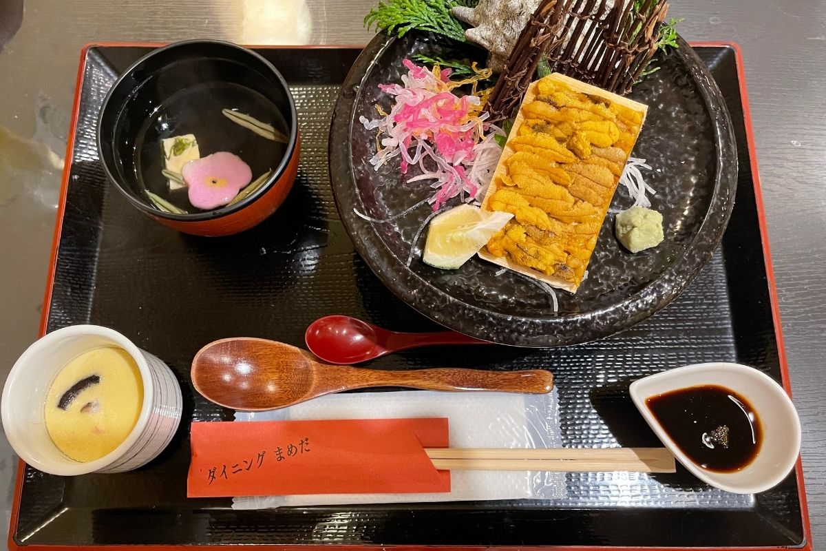 まめだ　うに・いか丼(2,000円)
