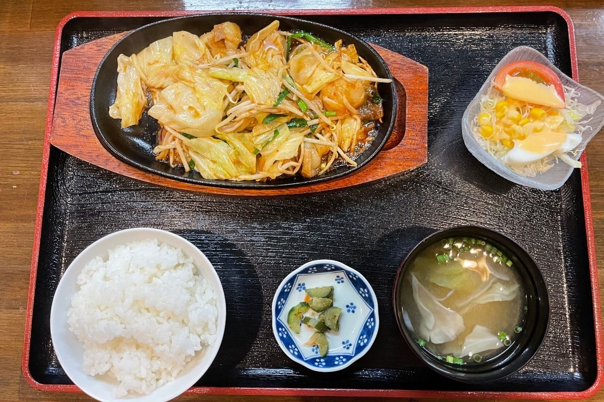 亀亀萩店 ホルモン鉄板定食(1,480円)
