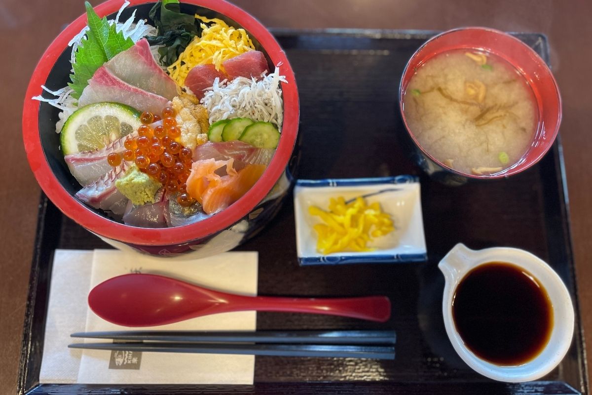 来萩 豪華デラックス海鮮丼(2,500円)