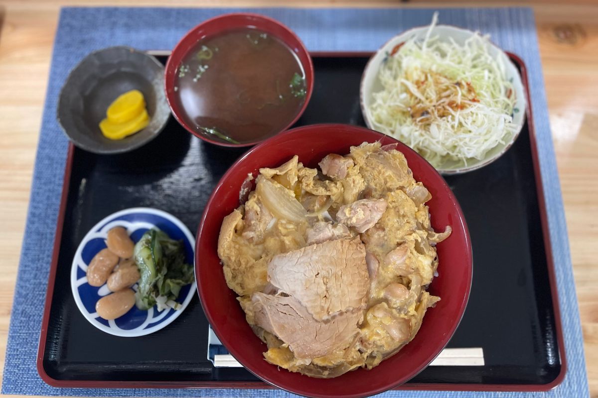 定食居酒屋 みち 焼き鳥の親子丼(700円)