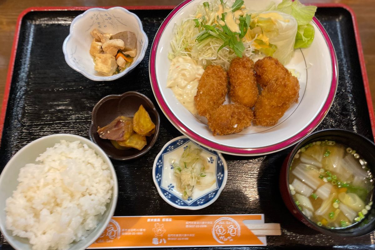 亀亀萩店 カキフライ定食(1,380円)